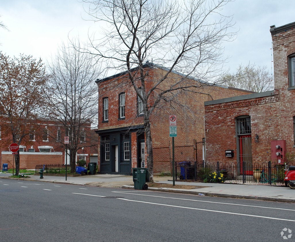 Building Photo - 1133 D St NE