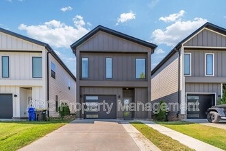 Building Photo - 608 W Maple St