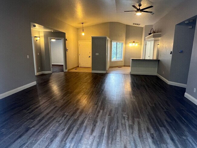 Building Photo - 3 bedroom, 2 bathroom, 1447 Sq Ft