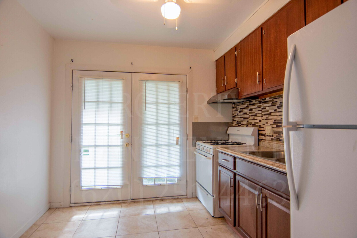 Primary Photo - 2 Bedroom 1 Bath Clean Apt.