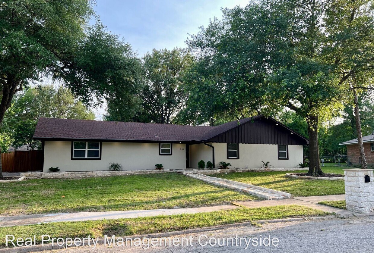 Primary Photo - 3 br, 2 bath House - 1302 Royal Dr.