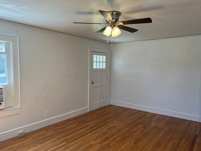 Foto del edificio - 3 bedroom 1 bath house available now