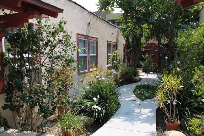Building Photo - 7011 Fountain Ave