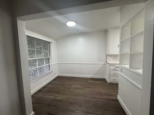 Foto del edificio - 8575 Holloway Dr