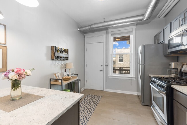 Building Photo - 846 W Sheridan Rd