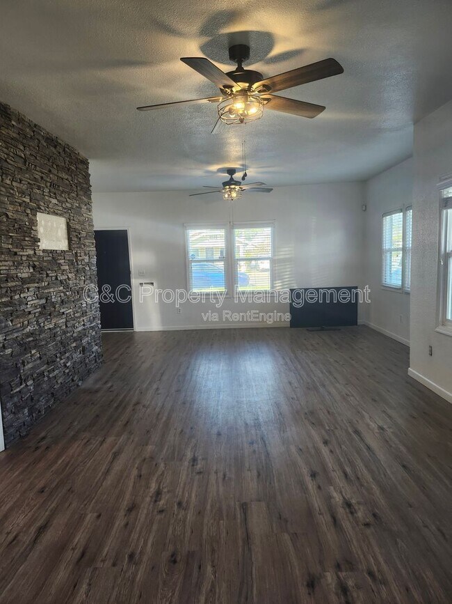 Foto del edificio - 765 E San Joaquin Ave