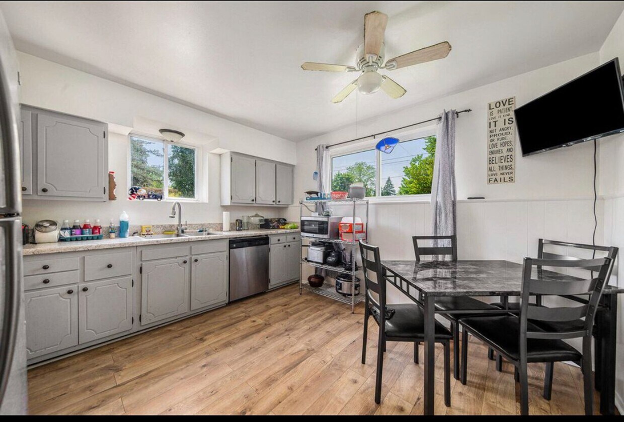 8423 S Westnedge Ave Unit 111 Marigold, Portage, MI 49002 Room for