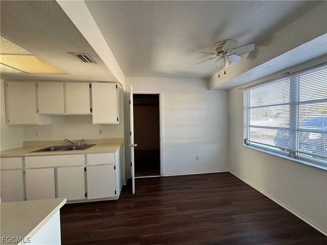 Foto del edificio - 2429 George Ave S