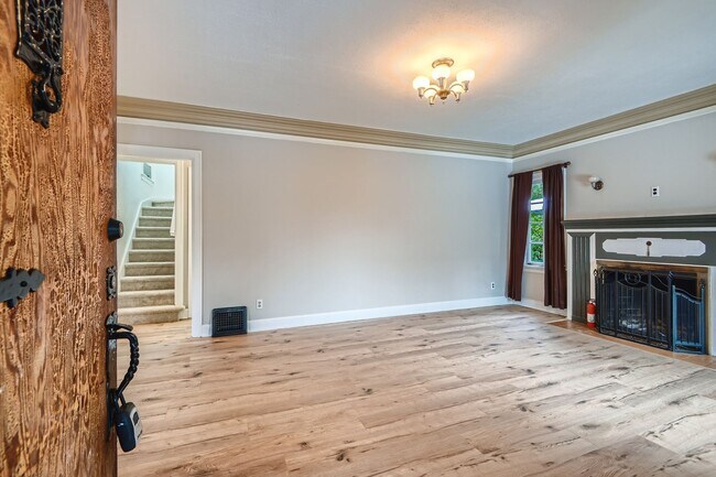 Foto del edificio - NEW BEST PRICE at $2,195 Fully Rehab 3 Bedroom 2 Bathroom Duplex With Amazing Spaces!!! 1 Applica...