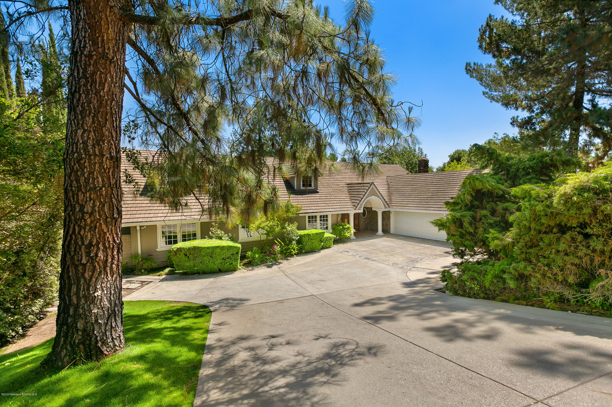 Foto principal - 4140 Chevy Chase Dr