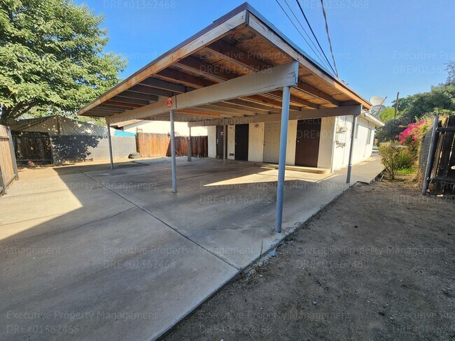 Building Photo - 2 Bedroom / 1 Bathroom move in $1,050.00
