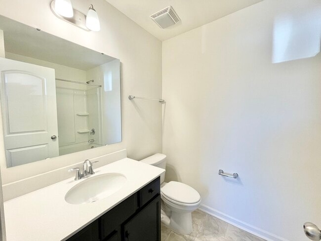 Foto del edificio - Three bedroom 2 1/2 bath corner unit townh...