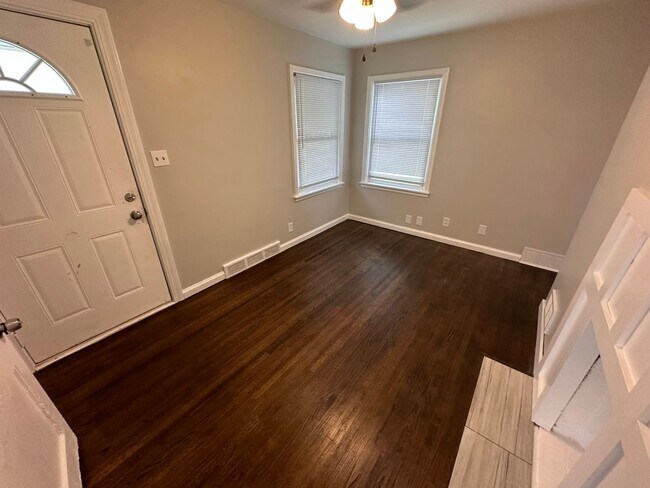 Building Photo - $795 - 2 bed 1 bath - Small and cozy singl...