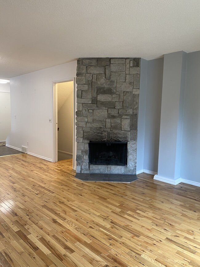 Building Photo - Spacious 3-Bedroom Townhouse in Coach Hill | $2,300 | Available Sept. 1