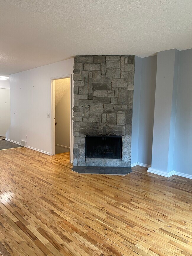 Photo du bâtiment - Spacious 3-Bedroom Townhouse in Coach Hill | $2,300 | Available Sept. 1