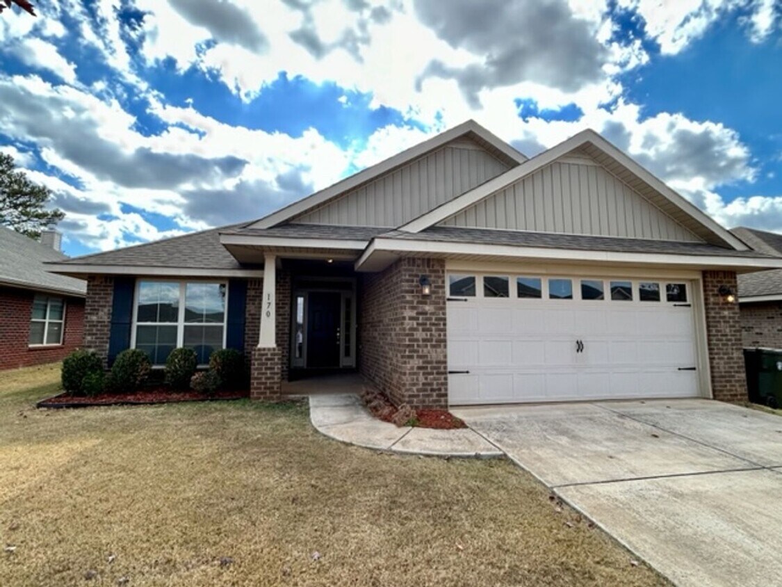 Foto principal - BEAUTIFUL FOUR BEDROOM TWO BATH HOME IN MADISON WITH MOVE IN SPECIAL!