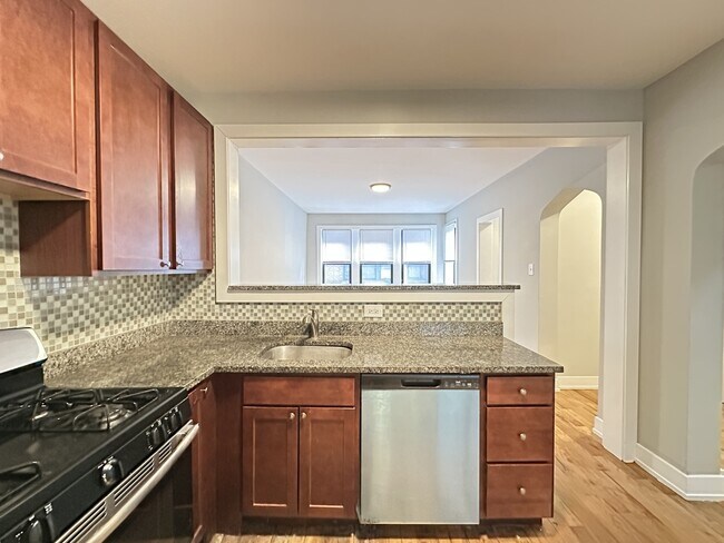 Building Photo - 4410 N Wolcott Ave