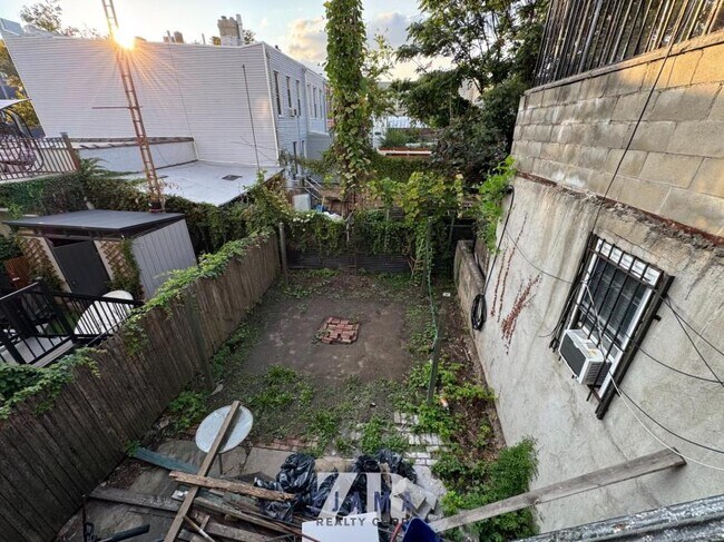 Foto del edificio - 3 bedroom in BROOKLYN NY 11232