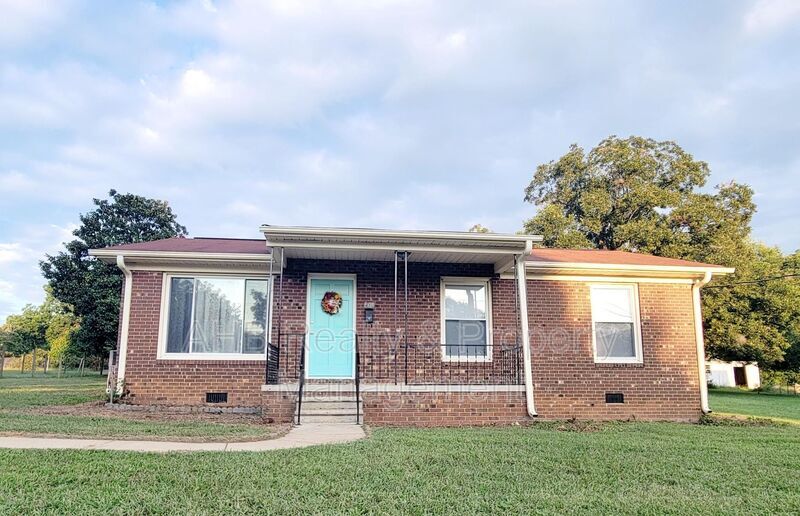 Primary Photo - 411 Mill St