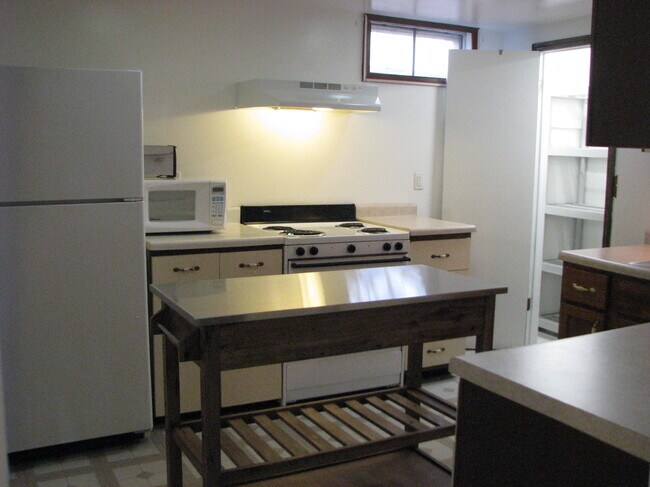 Kitchen - 10640 W M Ave