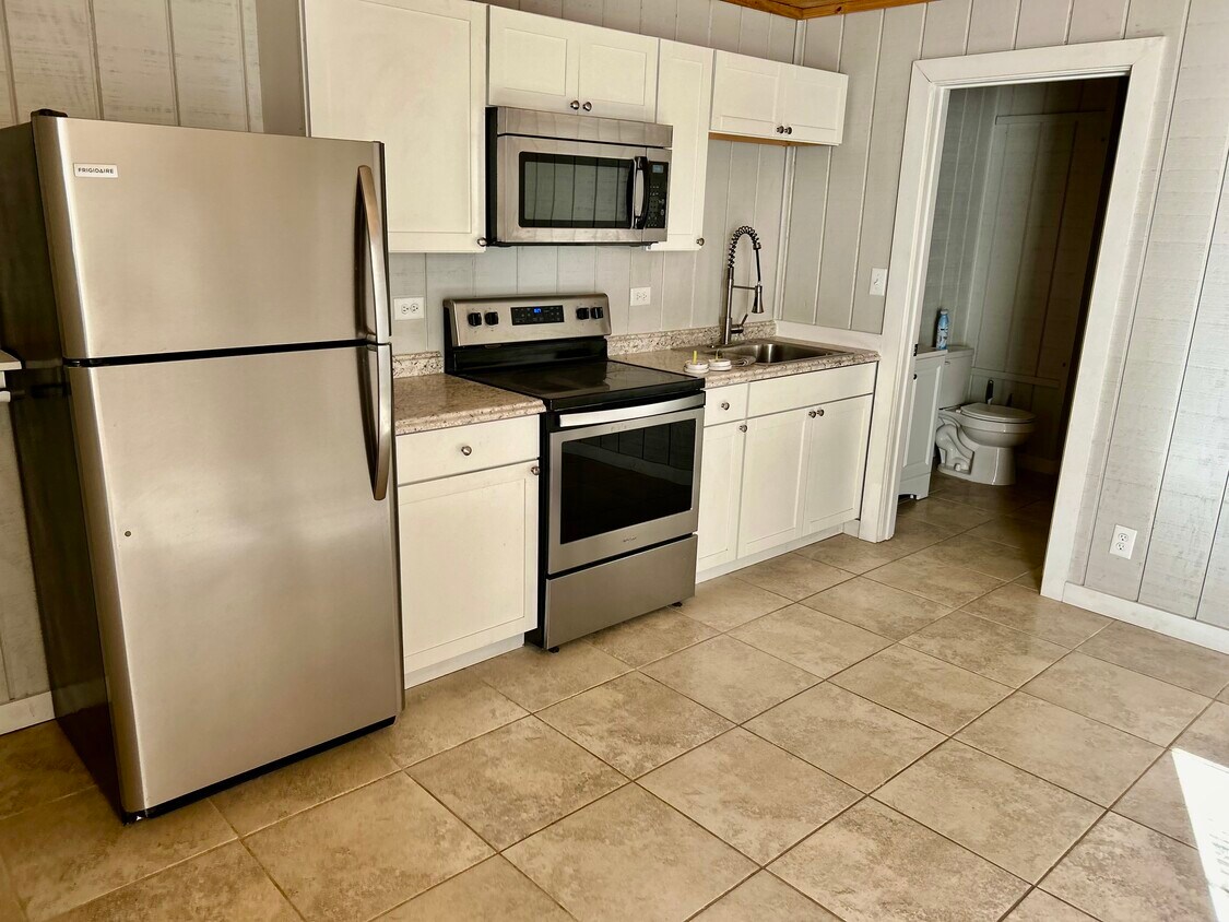 Kitchen range, refrigerator and microwave provided. - 3755 AR-375