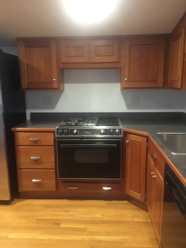 cherry kitchen cabinets - 175 Dillingham Hill Rd