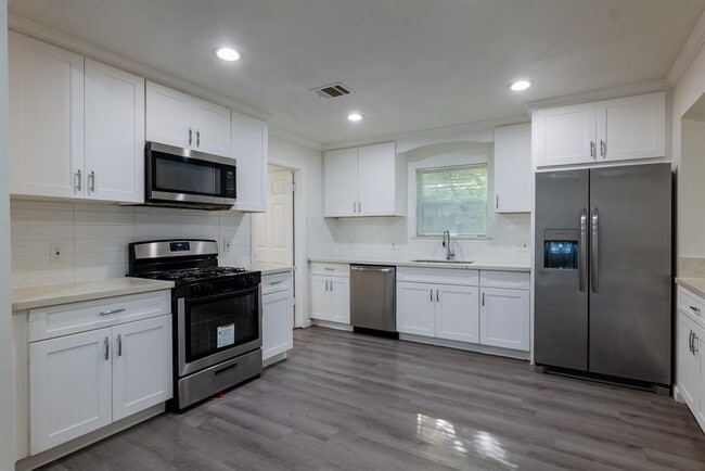 Foto del edificio - 1000 Plymouth Dr