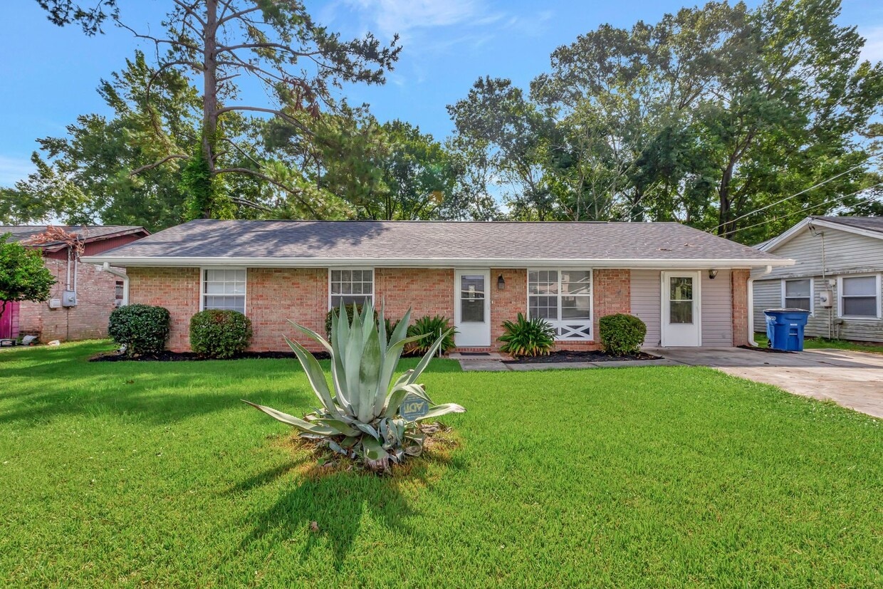 Primary Photo - Charming 3BR/2BA Brick Ranch in Ponderosa ...