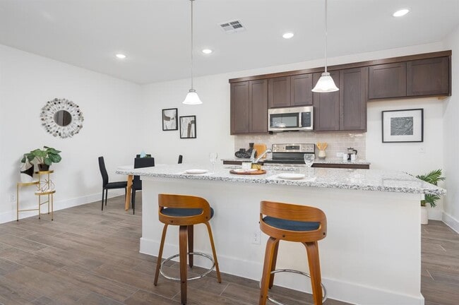 Building Photo - 611 Parkline Dr