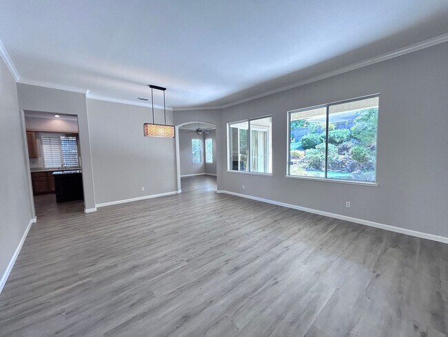 Foto del edificio - Incredible Four Bedroom Two Bathroom Home in Serrano Village