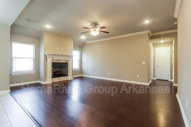 Building Photo - 2120 Hunter Dr