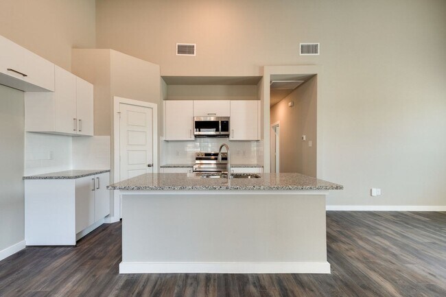 Foto del edificio - GORGEOUS 3 BEDROOM FOUR PLEX LOCATED IN MI...