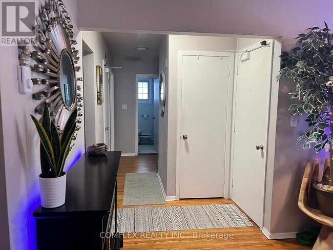 Photo du bâtiment - 334 Surrey Dr