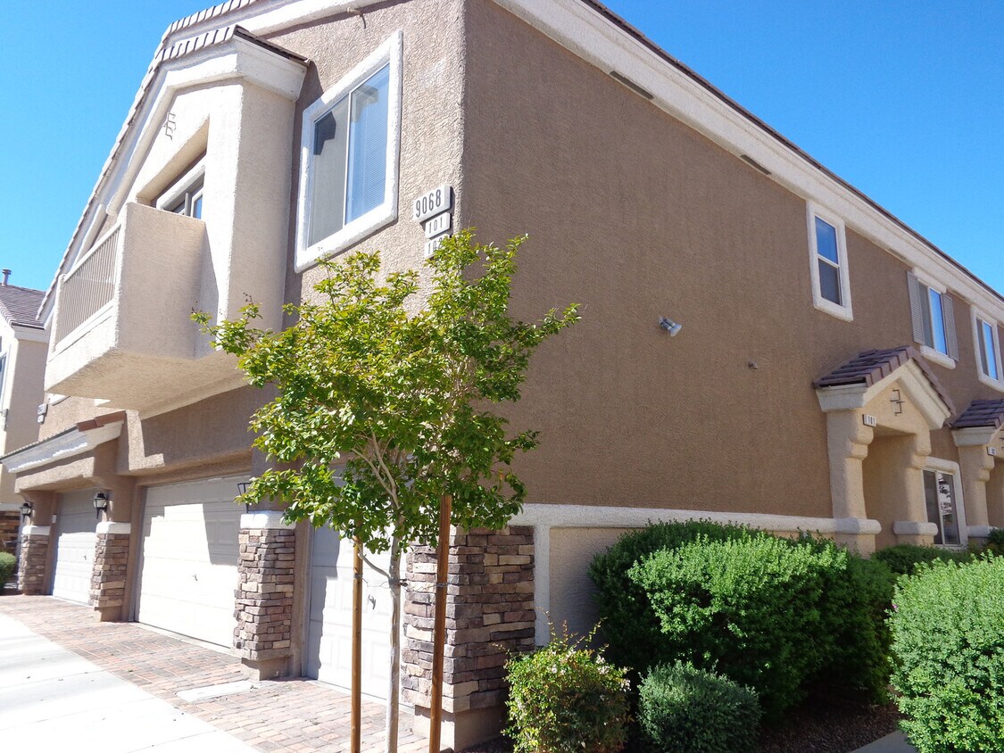 Foto principal - AMAZING 2 STORY TOWNHOME LOCATED IN A GATE...