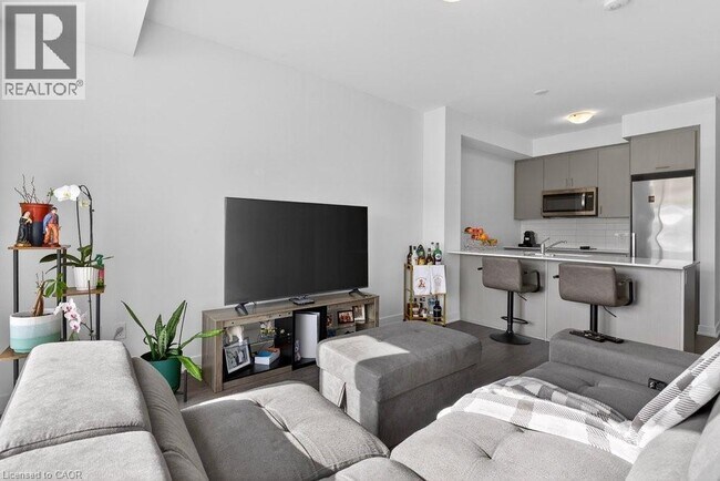 Photo du bâtiment - 600 N Service Rd