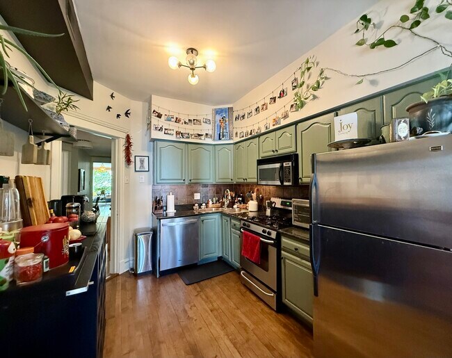 Foto del edificio - 1537 N Claremont Ave