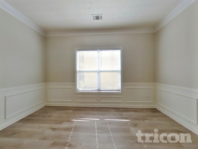 Building Photo - 2345 Village Green Dr