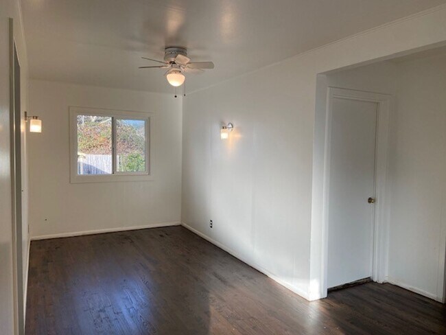 Foto del edificio - Nice updates in this 2 / 1 house with 2 ca...