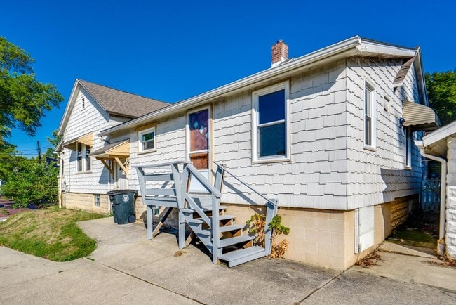 Building Photo - 491 Allyn St