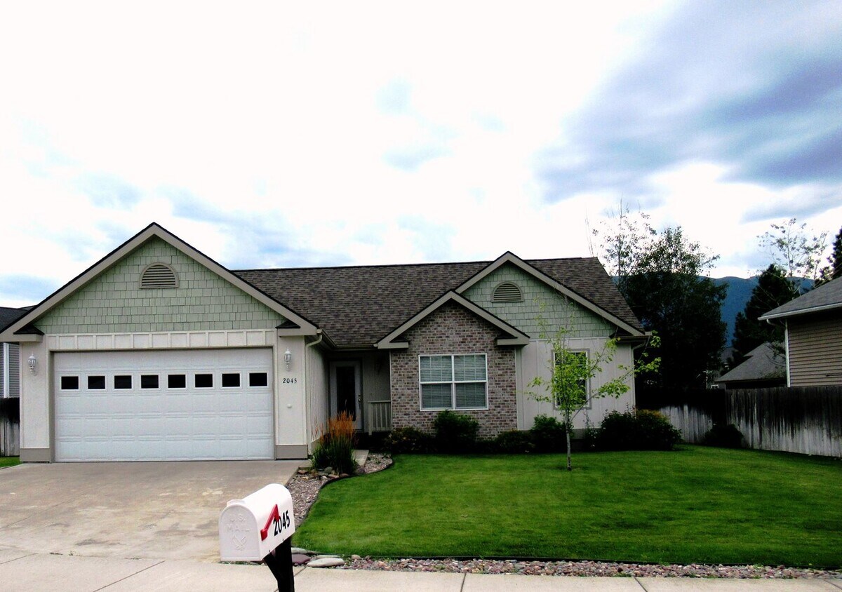 Foto principal - Charming 3 bedroom, 2 bath in Columbia Falls