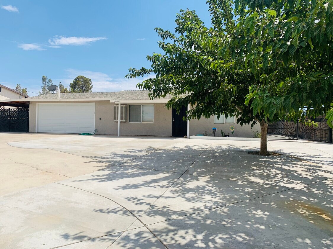 Foto principal - 16060 Village Dr