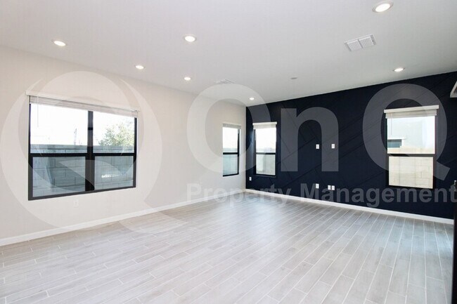 Building Photo - 4879 E Paddock Pl