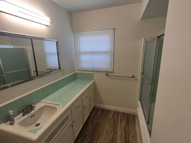 Baño - 7357 Forest Ave