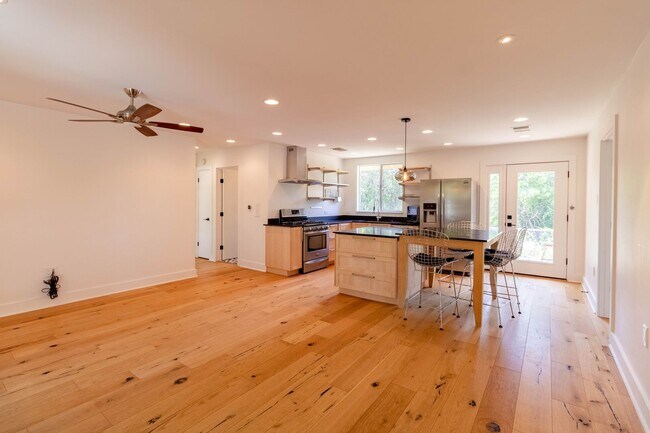 Building Photo - Beautiful 3 bedroom home minutes from Down...