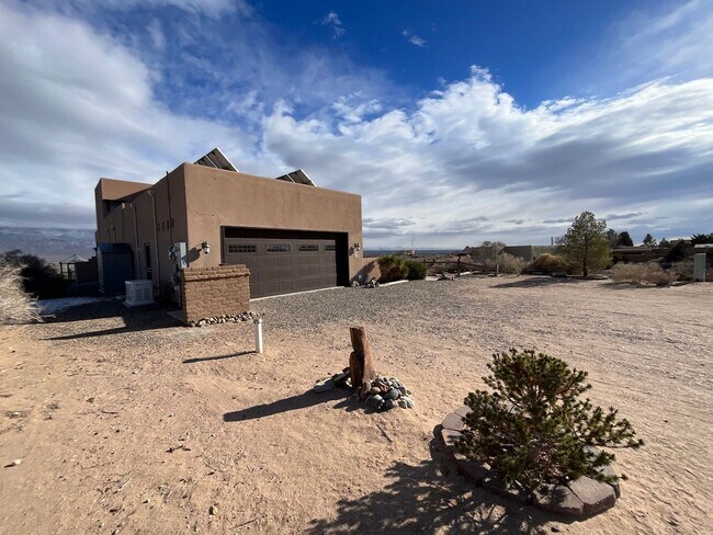 Building Photo - Custom 3 Bedroom Home Available on the Wes...