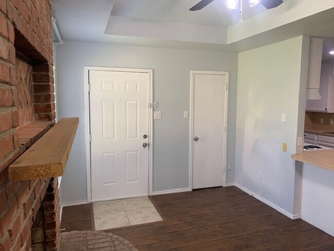 Foto del edificio - Big lot- Cute 2/1 duplex! Burleson