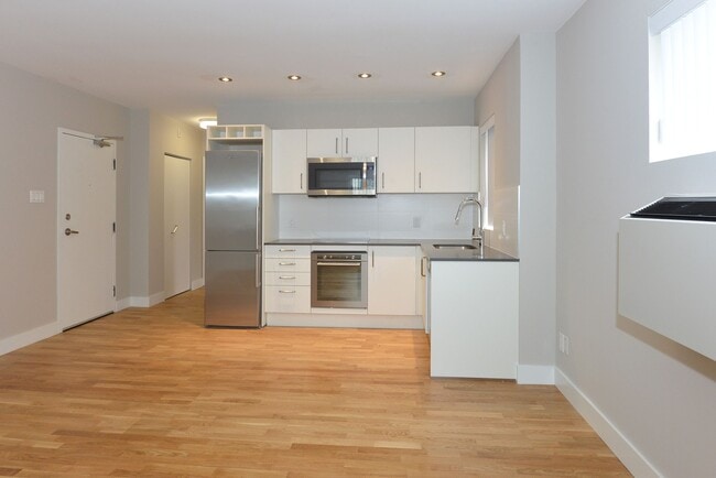 Building Photo - 83 Isabella St