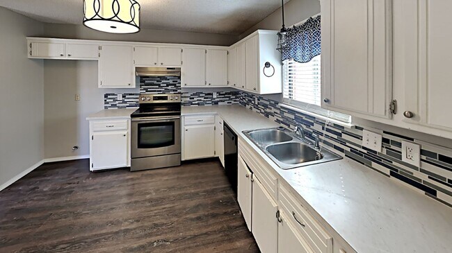 Building Photo - Charming 3 Bedroom home in Mustang School ...