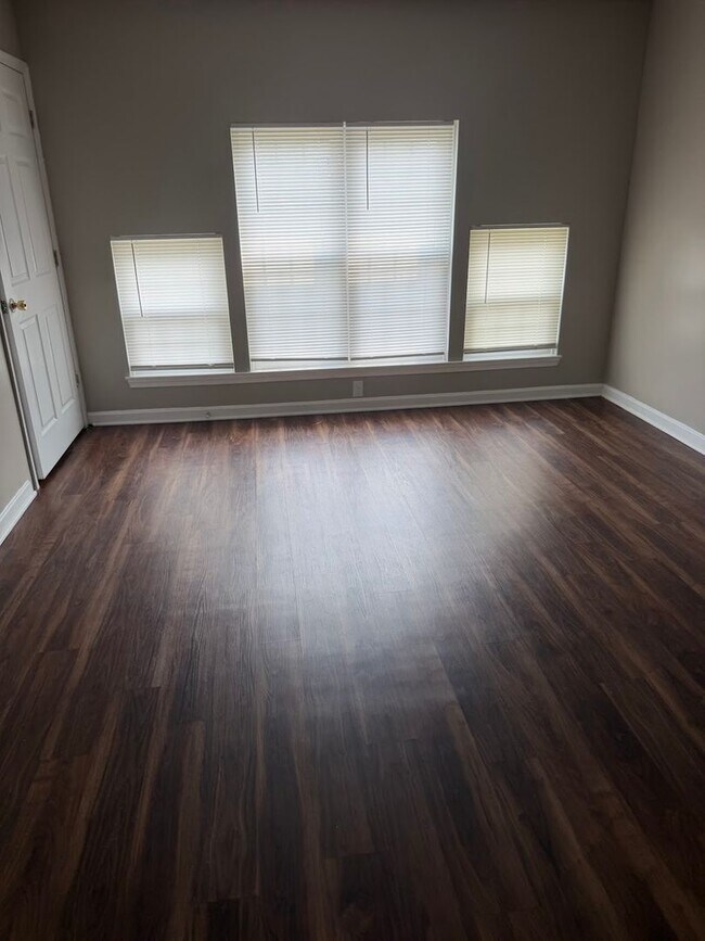 Foto del edificio - Seven Oaks Condo