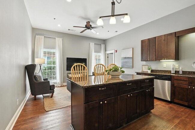 North Thomas 472-492 - North Thomas 472-492 Apartment